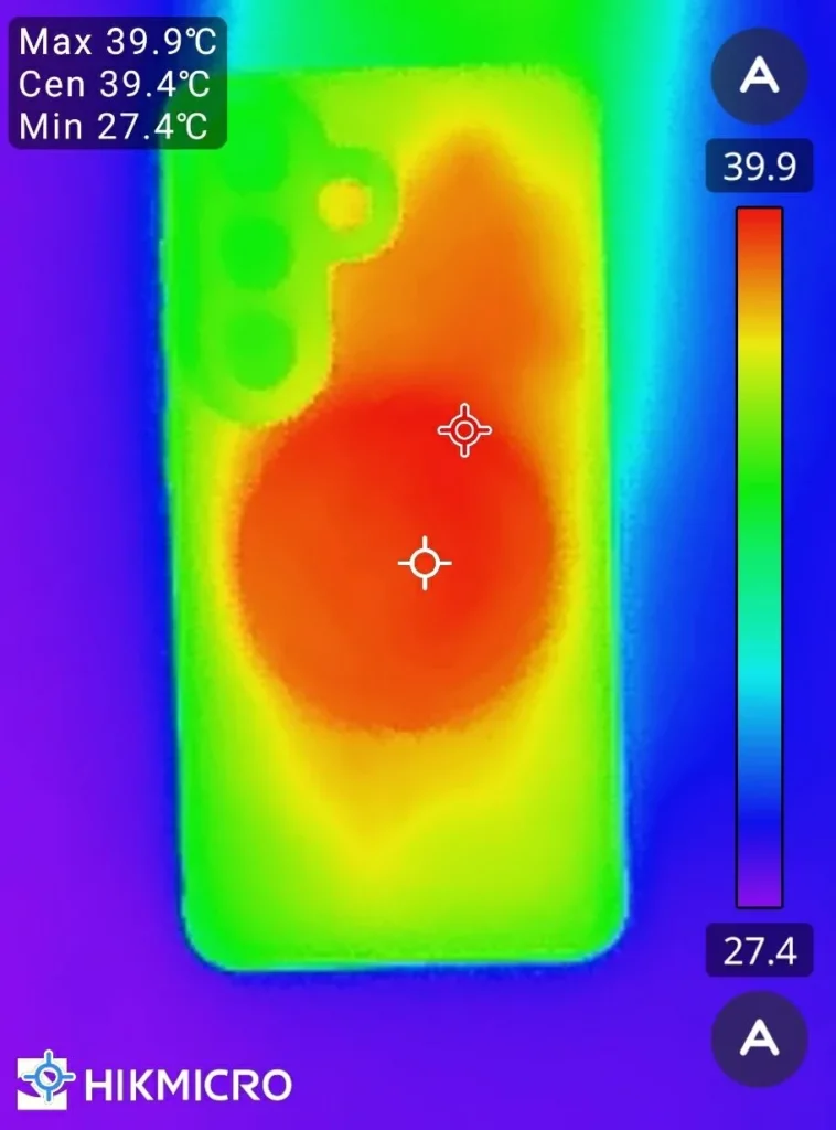 MagFlow Pro で20分充電したあとのGalaxy S26背面のサーモ、最高39.9℃
