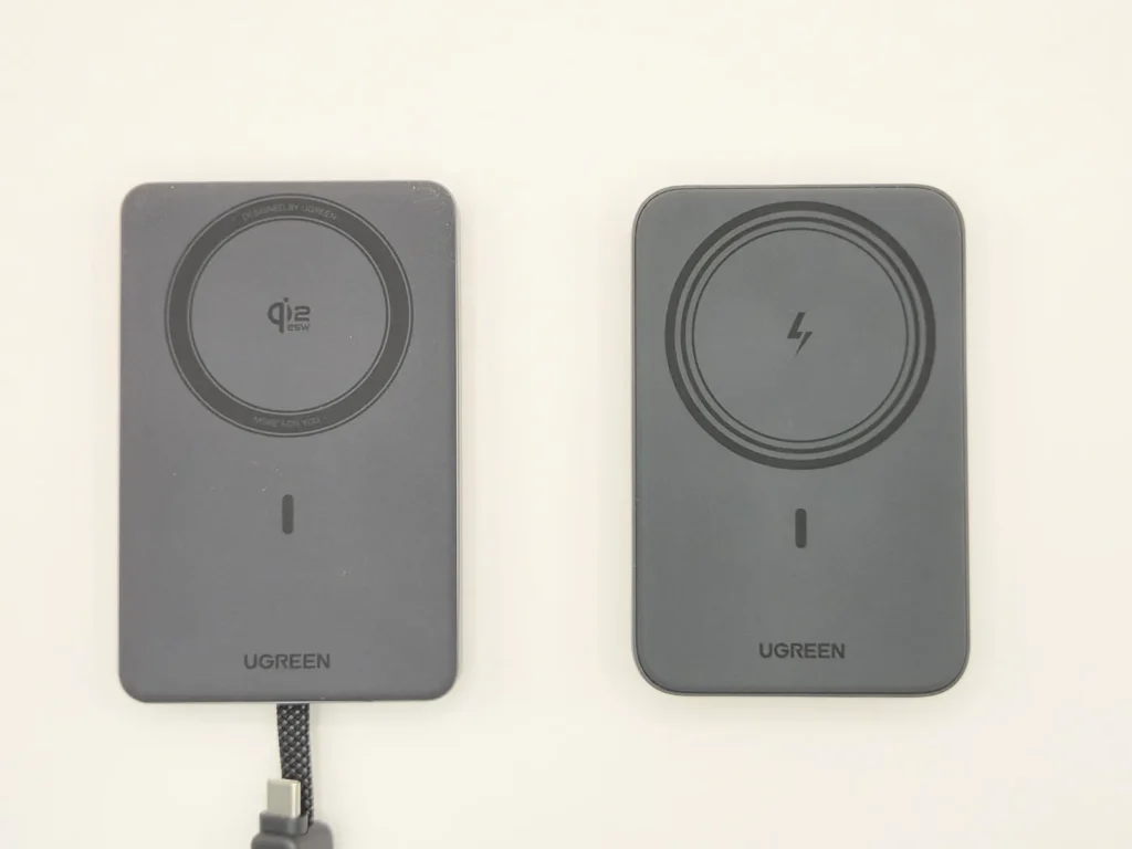 UGREEN MagFlow Pro(左)とPB561(右)をマグネット面を上にして並べたところ