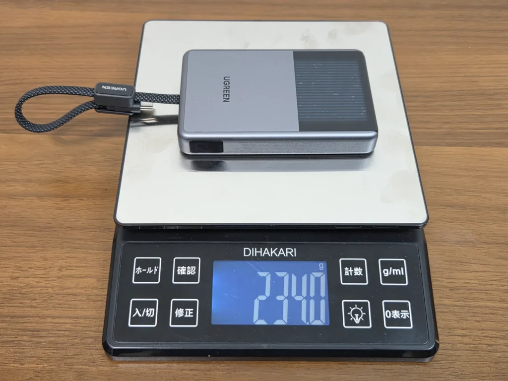 キッチンスケールに載せた UGREEN MagFlow Pro、表示は234.0g