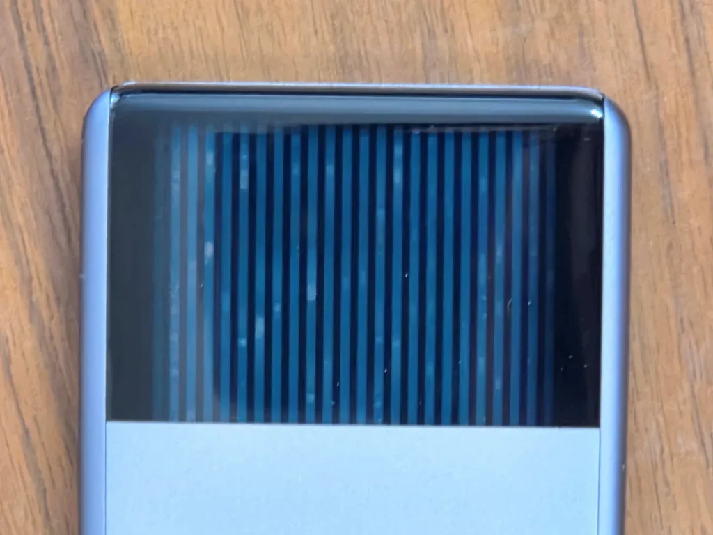 本体を充電しているあいだの UGREEN MagFlow Pro の水冷窓、流路に気泡が流れている