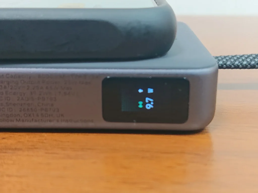 ワイヤレス充電中の本体の画面、9.7W