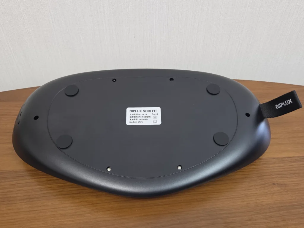 NIPLUX NOBI FITの裏面、5つの滑り止めと中央の仕様ラベル