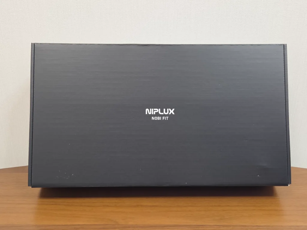 NIPLUX NOBI FITの外箱、黒地に白いNIPLUXロゴとNOBI FITの文字