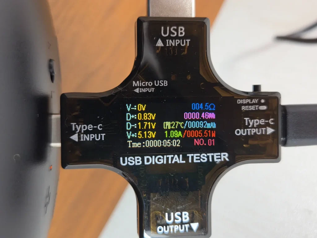 NIPLUX NOBI FITの充電中のUSB電源テスター、5.13V・1.09A・5.51Wの表示