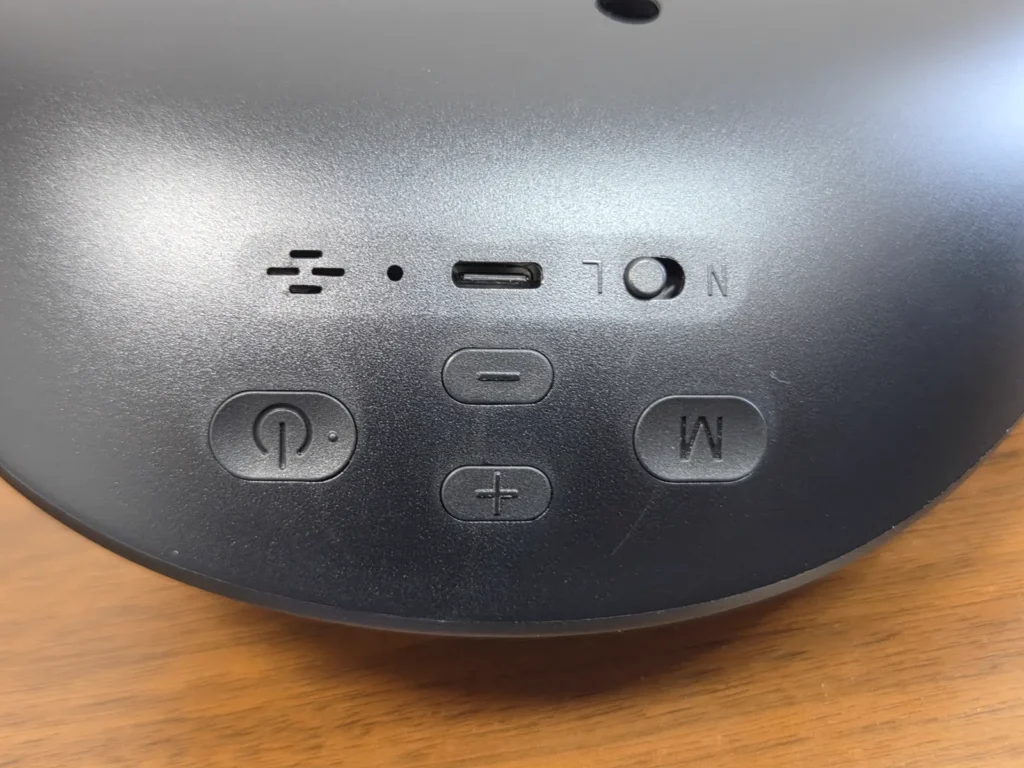 NIPLUX NOBI FITの操作部、電源とMと+-ボタン、首腰切替スイッチ、充電口