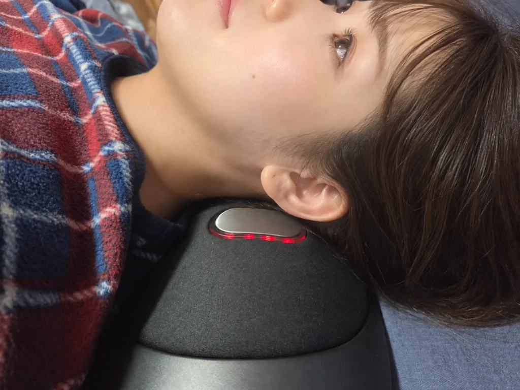 首の下のNIPLUX NOBI FITに寄った様子、銀色のパッドと赤色LEDが見えている