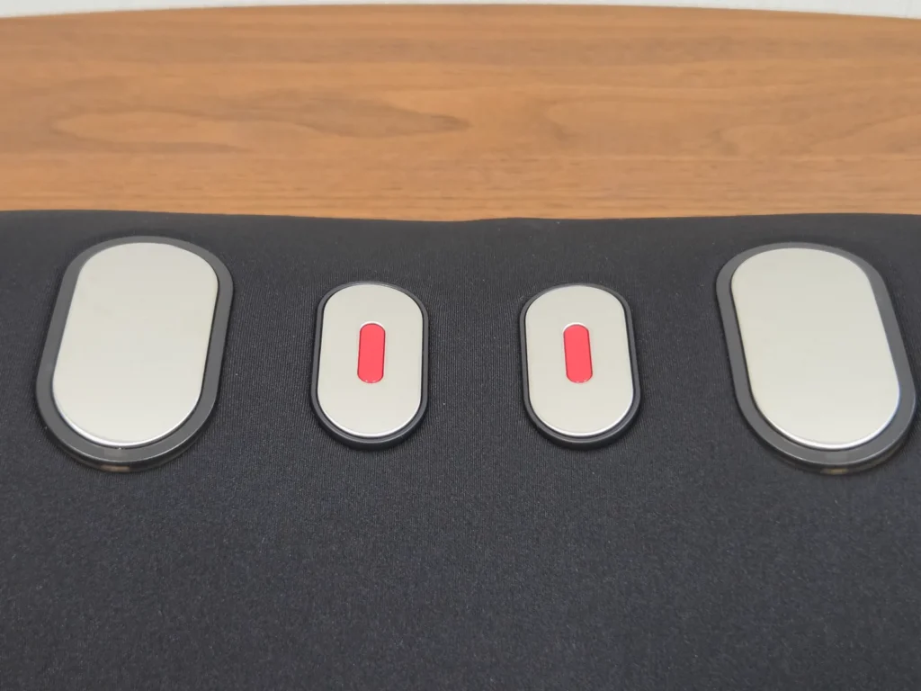 NIPLUX NOBI FITのEMSパッドと赤色LEDの寄り、銀色のパッドの中央に赤いLEDが光る