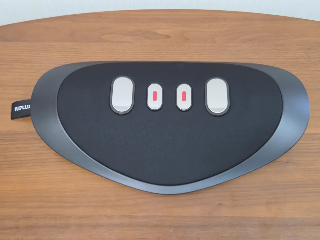 NIPLUX NOBI FIT本体上面のEMSパッド4枚と中央の赤色LED