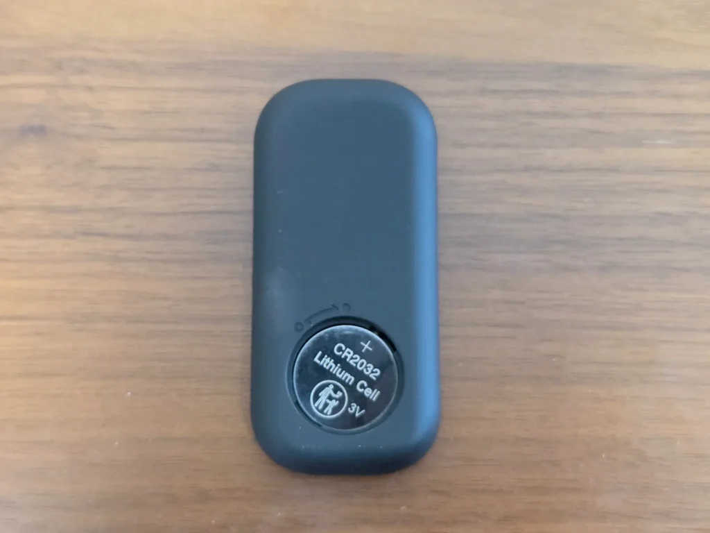 NIPLUX NOBI FITのリモコン裏面、CR2032リチウム電池が見えている