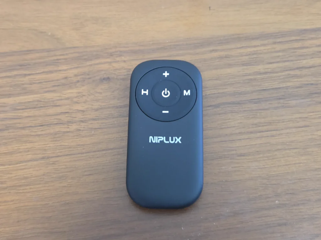 NIPLUX NOBI FITのリモコン表面、H電源Mと+-の5つのボタン