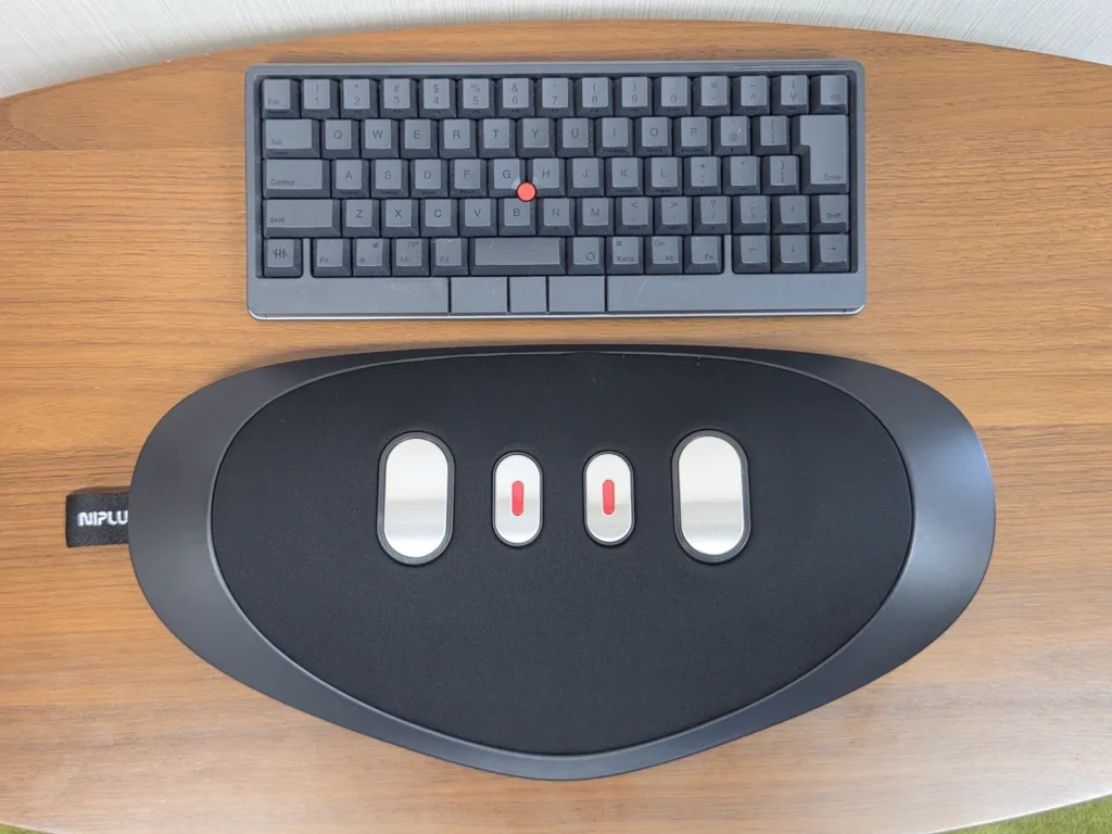 NIPLUX NOBI FITとコンパクトキーボードを並べてサイズを比較した様子