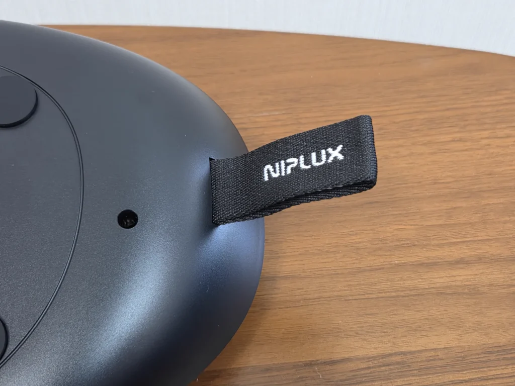 NIPLUX NOBI FIT本体の端に付いた布製の吊り手、NIPLUXのロゴ入り