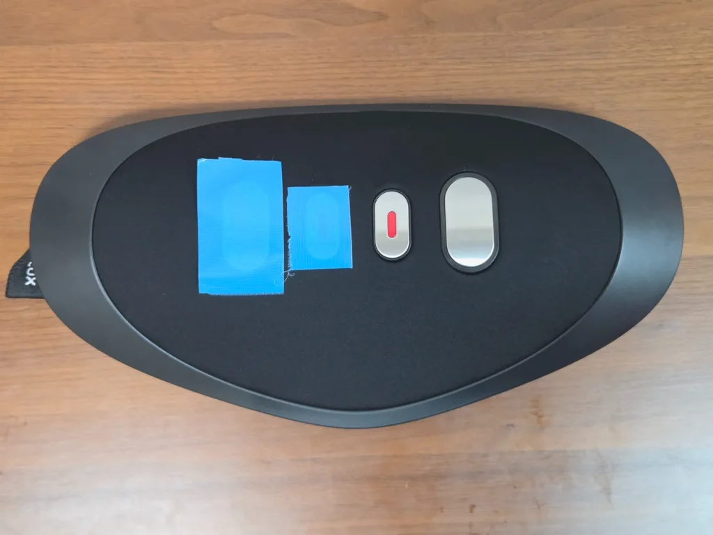 NIPLUX NOBI FITのEMSパッド左2枚に青い養生テープを貼った状態