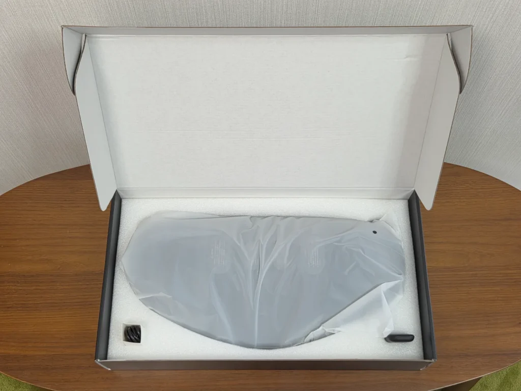 外箱を開けたところ、NIPLUX NOBI FIT本体が透明な袋に入って緩衝材に収まっている