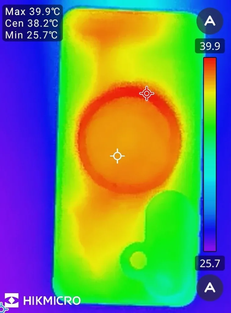 PB561で20分充電したあとのGalaxy S26背面のサーモ、最高39.9℃