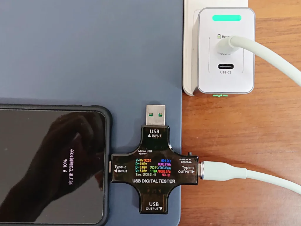BatteryEco モードで Galaxy S26 を充電中、テスターは5.05V・6.07W でライトは緑