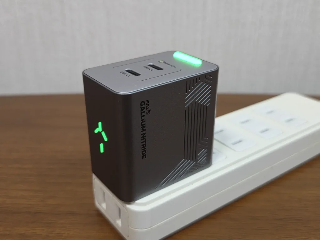 BatteryEco モードの PHYSCE 35W 充電器、ライトは緑