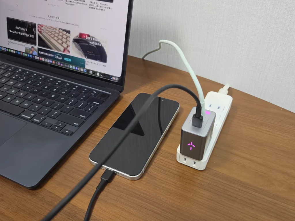 デスクで電源タップに挿した PHYSCE 35W 充電器に MacBook Air と Galaxy S26 を2台つないだ様子