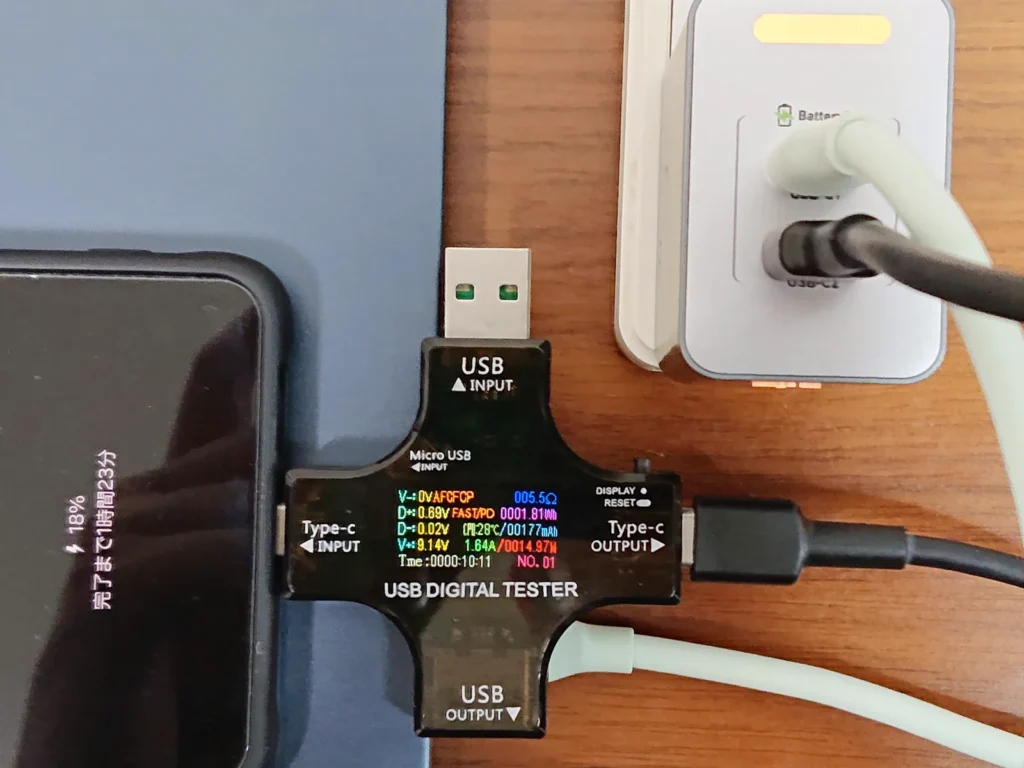 Galaxy を先につないだ状態で Mac を追加、Galaxy 側のテスターは9.14V・14.97W