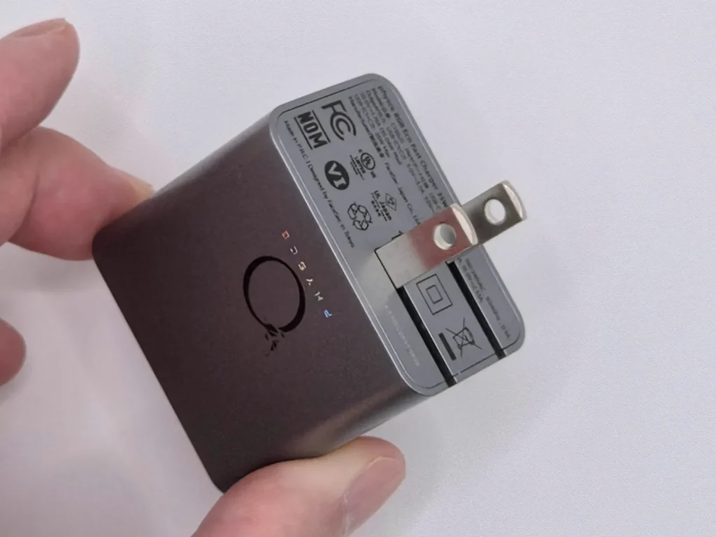 手に持ってプラグを起こした PHYSCE 35W 充電器