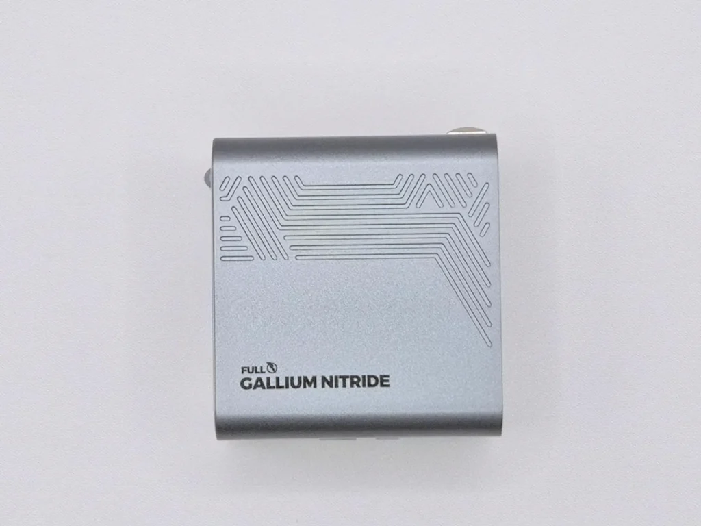 PHYSCE 35W 充電器の側面、FULL GALLIUM NITRIDE の刻印と回路のような溝