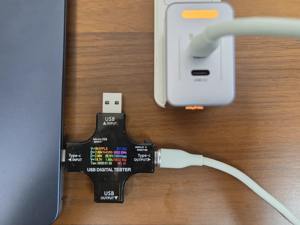 PHYSCE 35W 充電器の USB-C1 に USB テスターを挟んで MacBook Air をつないだところ、表示は32.96W