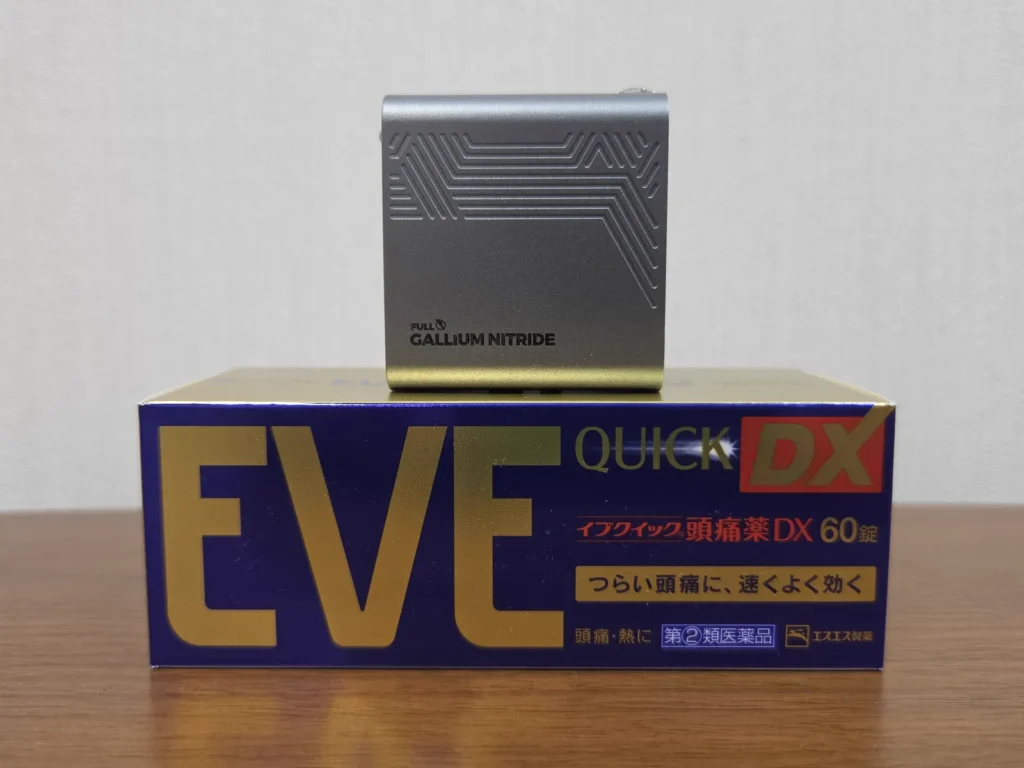 頭痛薬の箱の上に載せた PHYSCE 35W 充電器