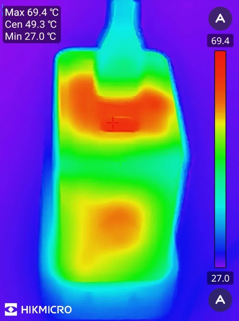 PHYSCE 35W 充電器のサーモ画像、開始45分で最高69.4℃、熱いのはポート寄りの一点