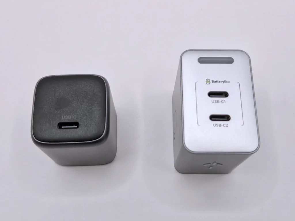 UGREEN 30W 充電器(左)と PHYSCE 35W 充電器(右)をポート面を上にして並べた