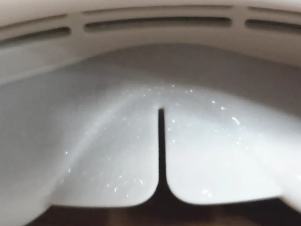 使ったあとのTearmoreの内側、鼻の切り欠きまわりに水滴