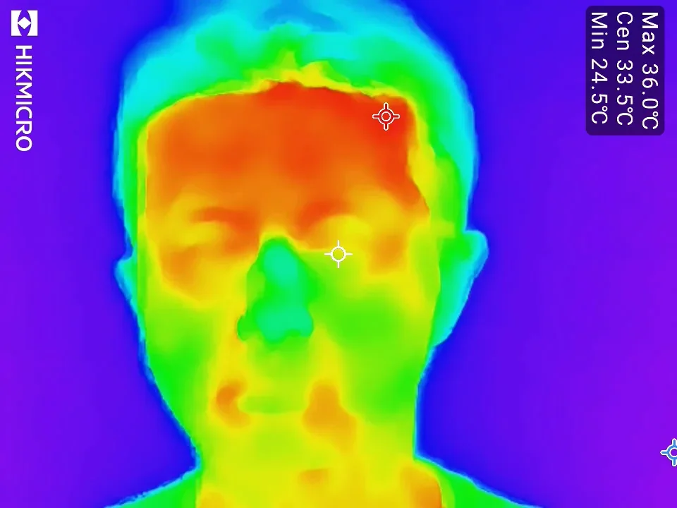 サーモカメラで見た装着前の顔、最高36.0℃