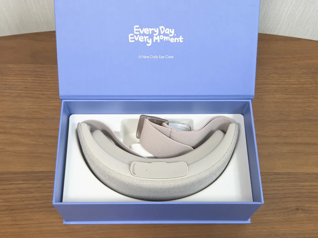 Tearmoreの箱を開けたところ、フタの裏にEvery Day Every Momentの文字、中に本体が収まっている