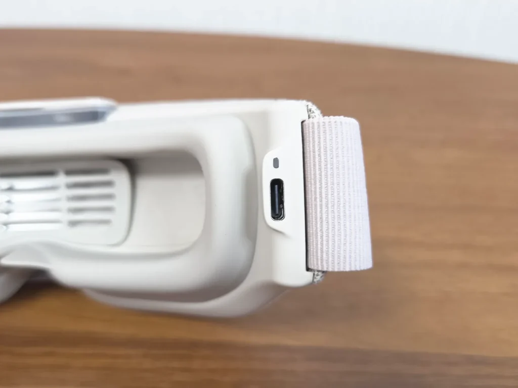内側右端のUSB-CポートとLEDの寄り