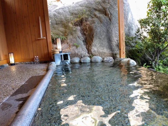 岩場に囲まれた露天の温泉