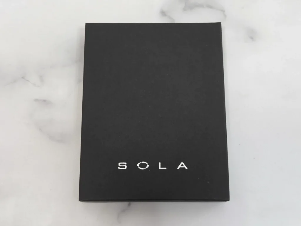 SOLAHANPUの黒い化粧箱、中央にSOLAのロゴ