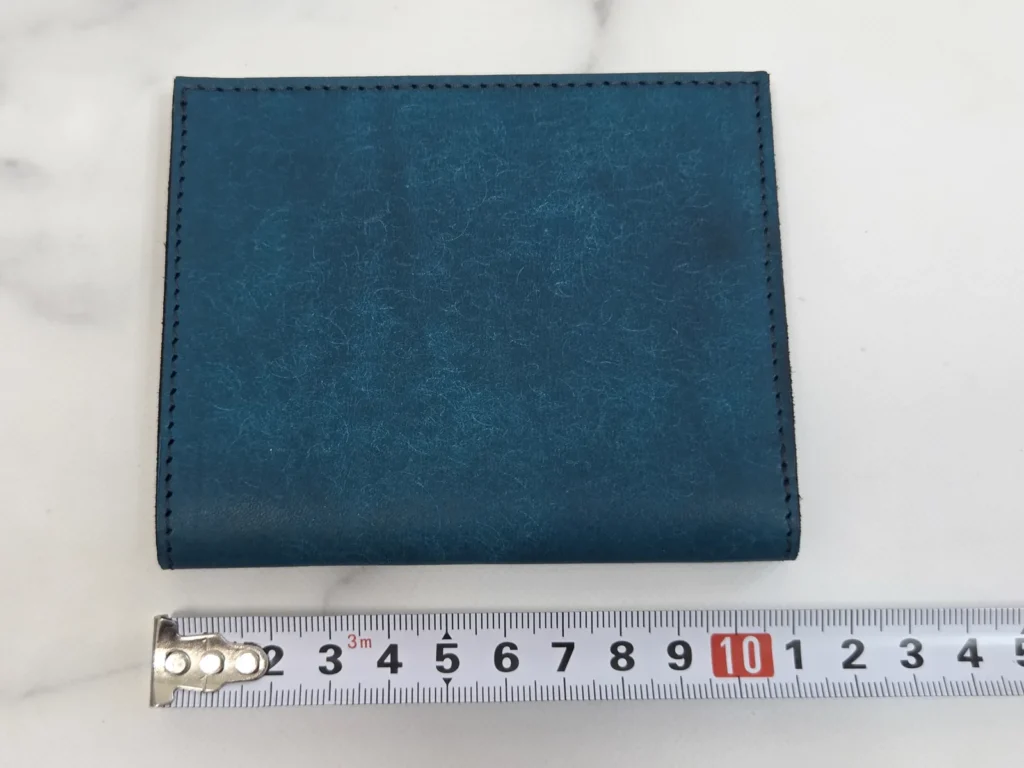 Tenuis フラップタイプの横幅にメジャーを当てたところ、約9cm