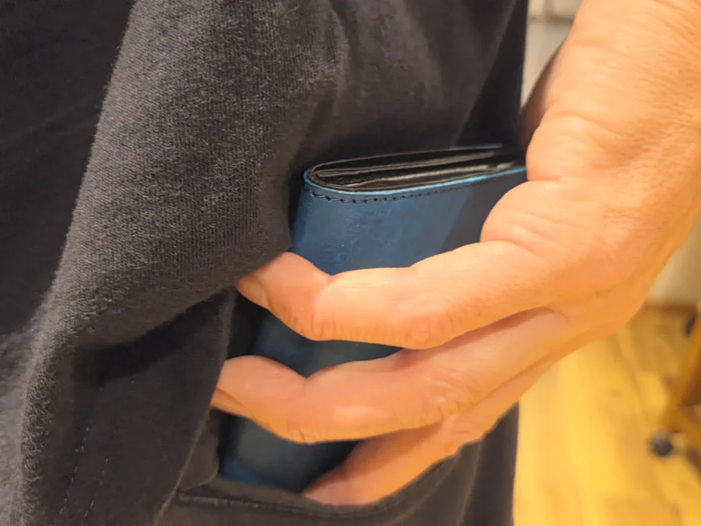 Tenuisがポケットに半分入った状態