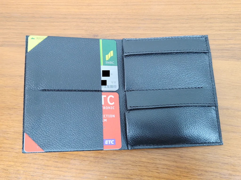 中身を入れて開いたTenuis、カードスロットにカード、札入れにお札
