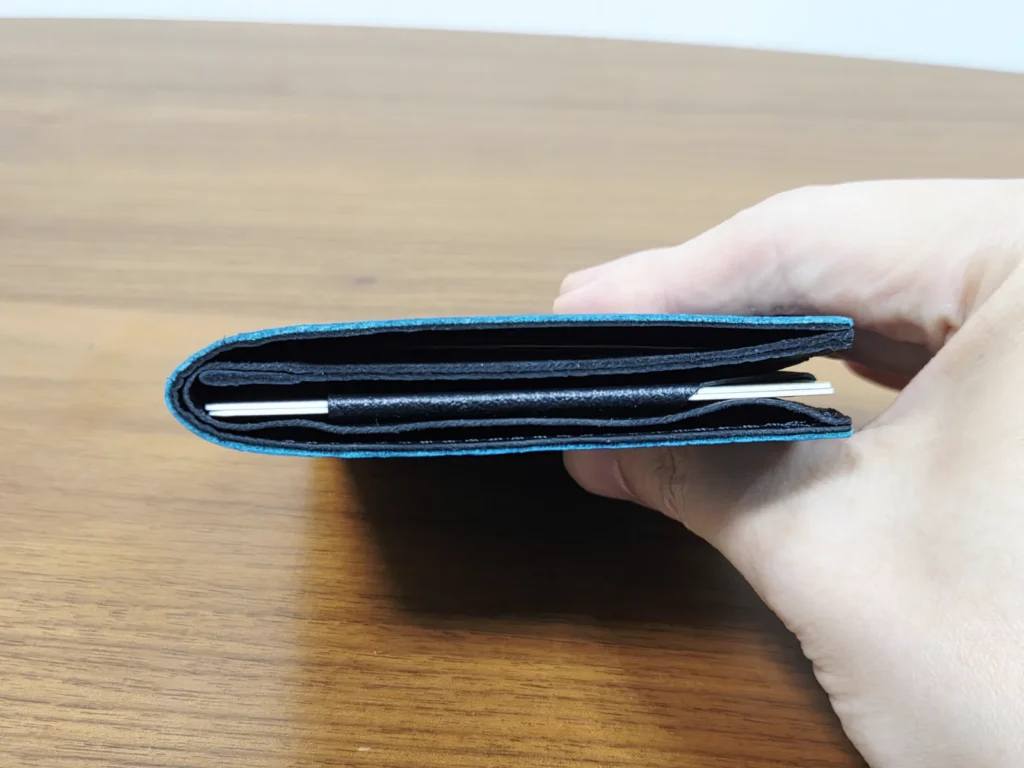 中身を全部入れて閉じたTenuisを横から、薄いまま