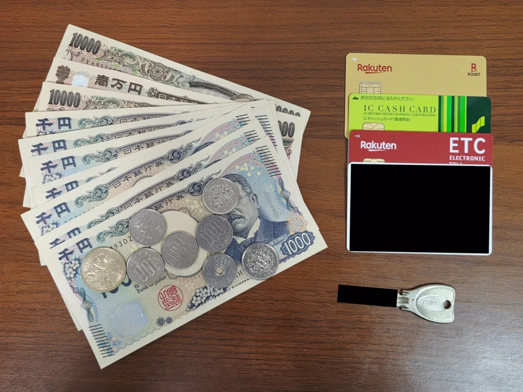 Tenuisに入れる中身一式、一万円札と千円札の計11枚・小銭8枚・カード4枚・鍵1本