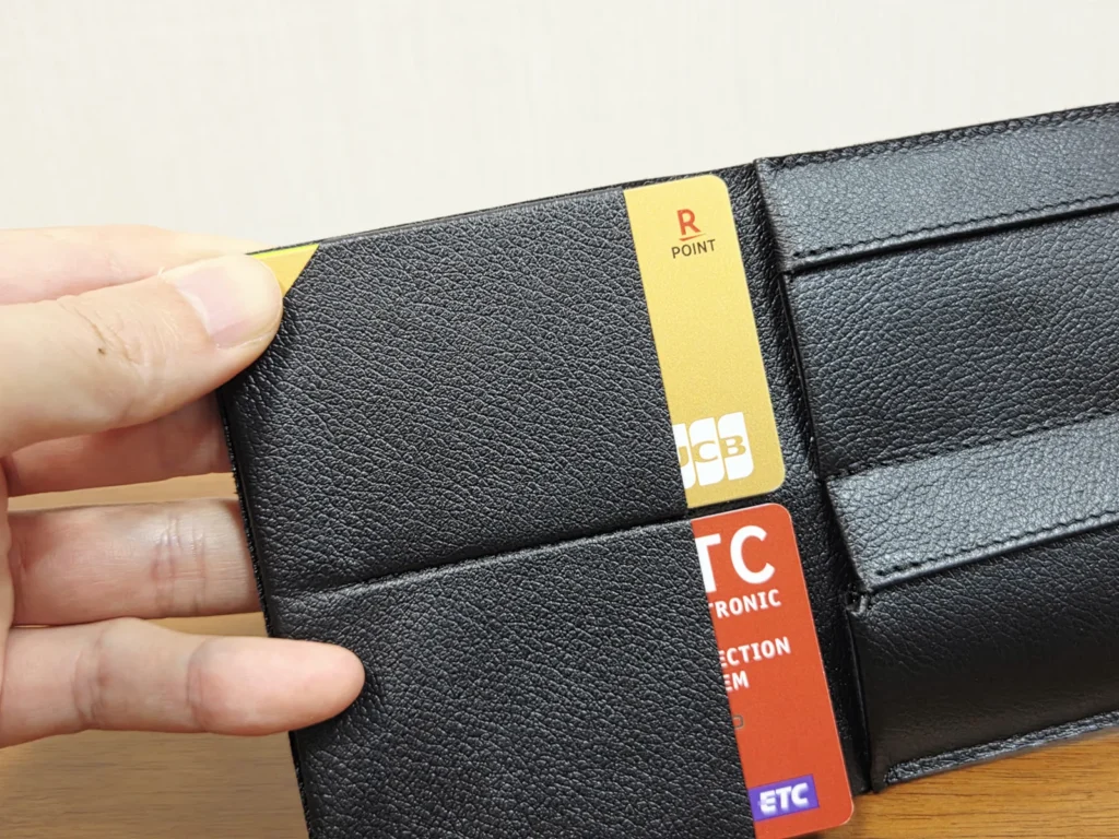 Tenuisのカードスロットに差したカード、上下2か所に分かれている