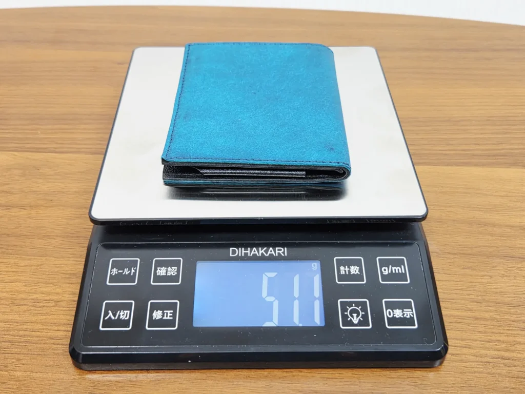 キッチンスケールに乗せた空のTenuis フラップタイプ、表示は51.1g