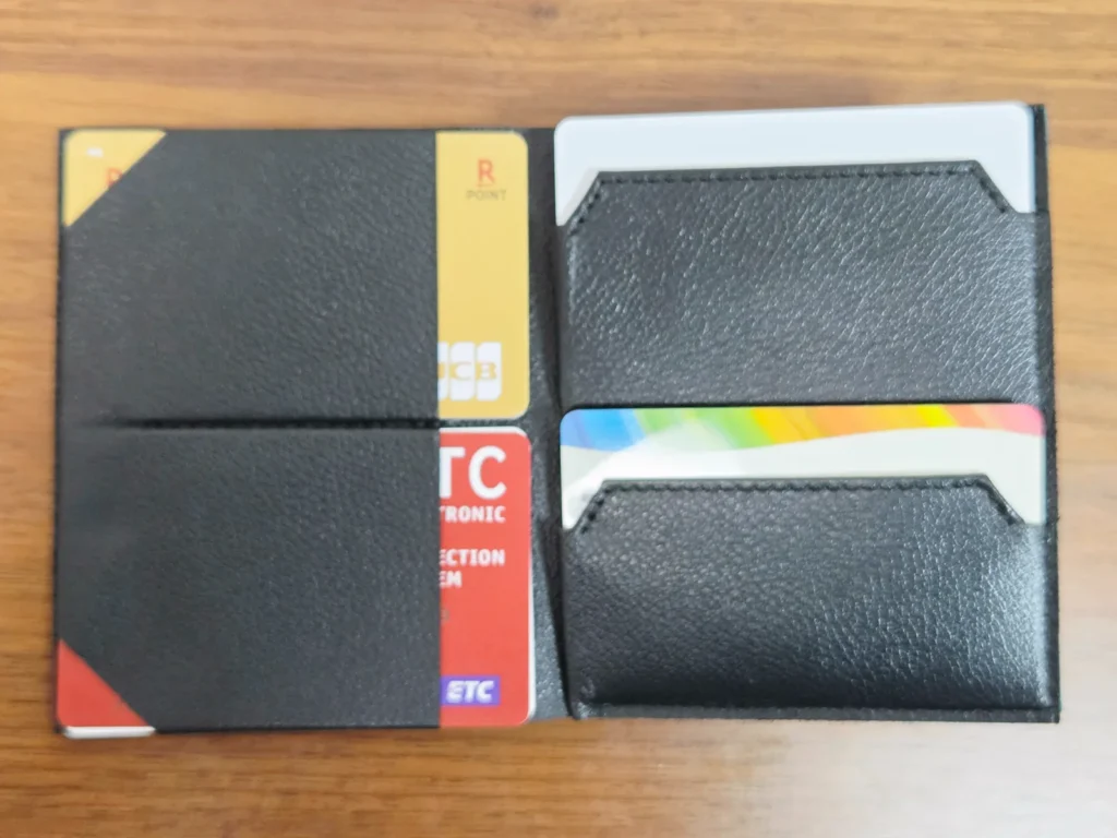 Tenuisの上下のコインポケットにカードを1枚ずつ入れたところ