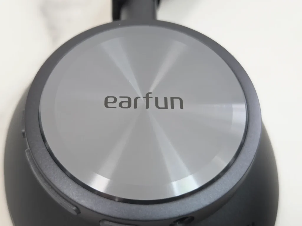 EarFun Wave Pro Xのカップの外側、アルミに同心円の筋が入ったCDパターン