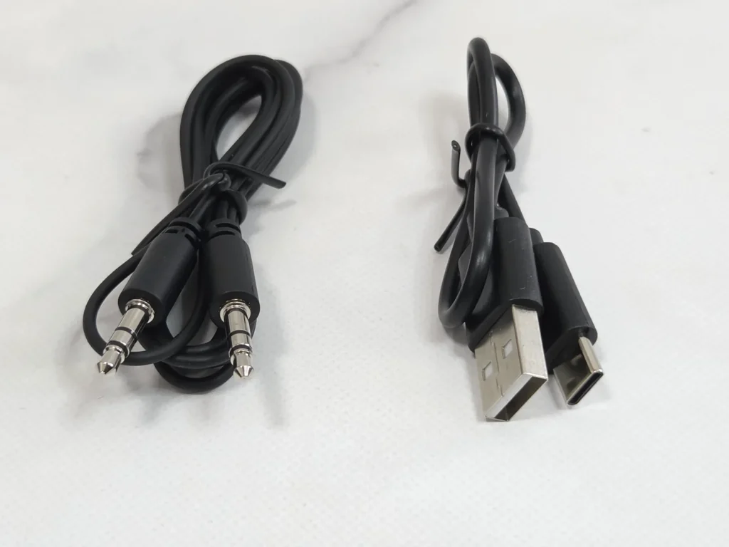 EarFun Wave Pro Xに付属の3.5mmケーブルとUSB-A to Cケーブル