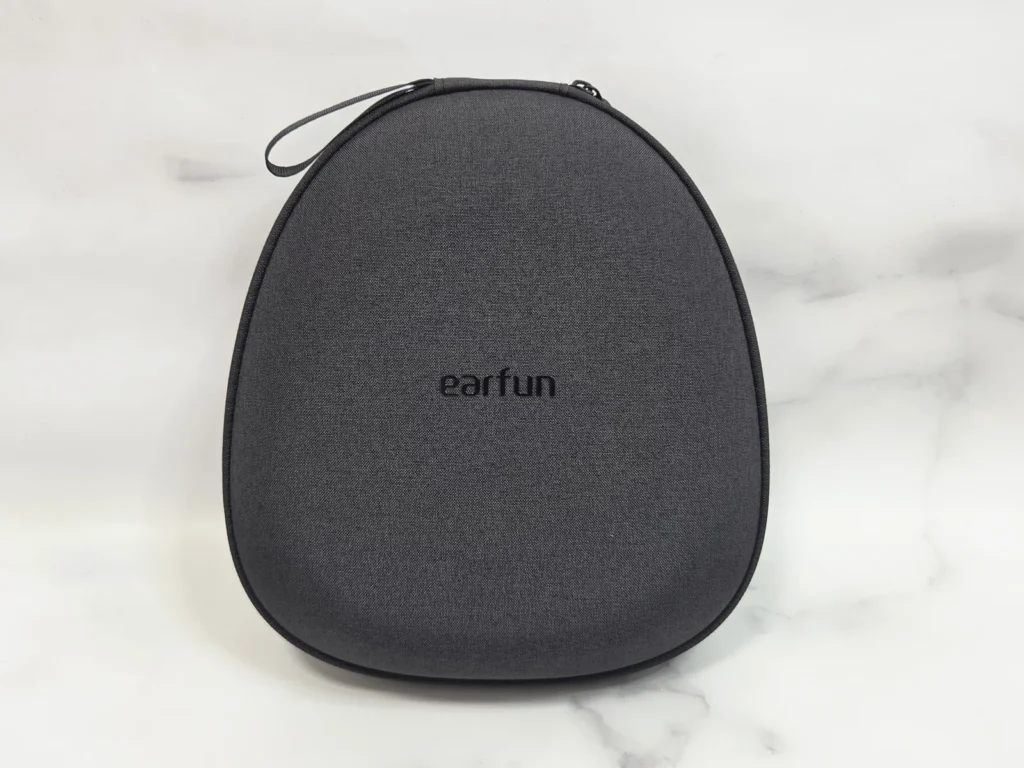 EarFun Wave Pro Xのおむすび形のキャリングケースを閉じた状態