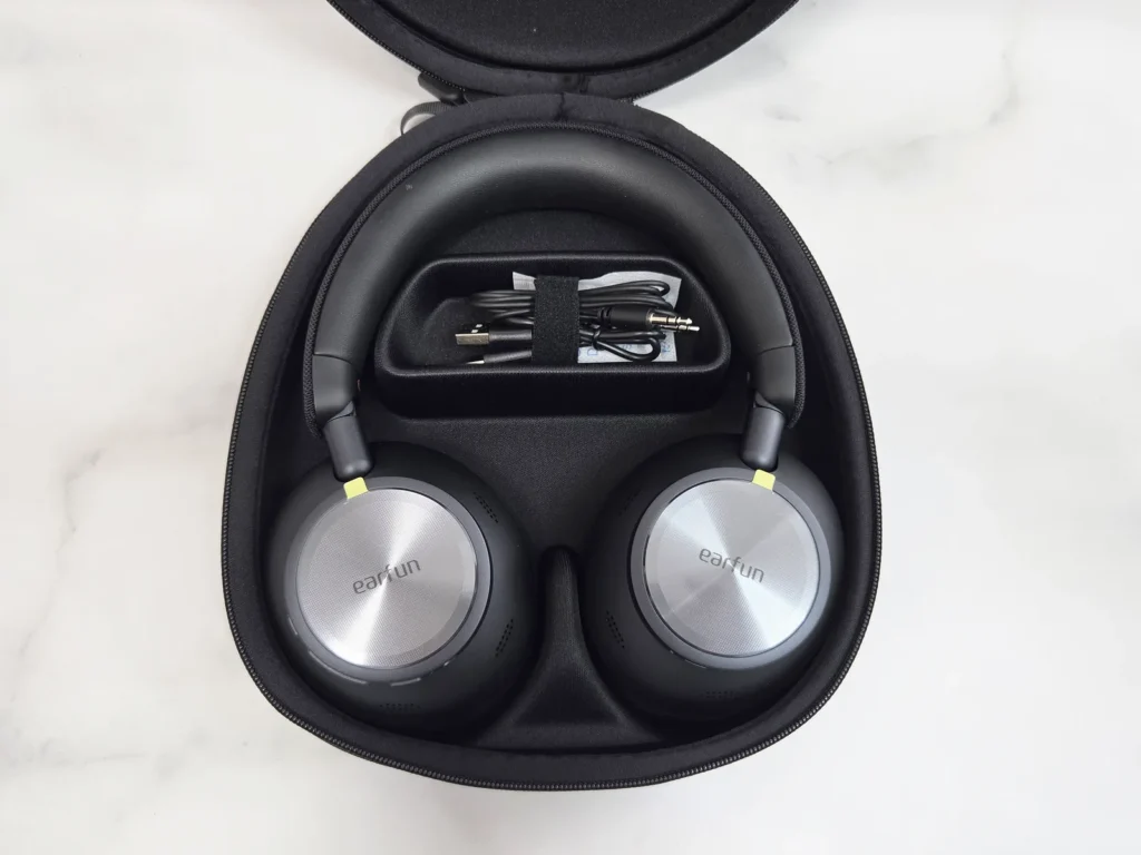 キャリングケースの中に平らにしたEarFun Wave Pro Xとケーブルが収まったところ
