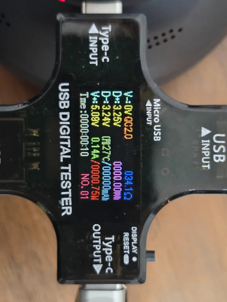 EarFun Wave Pro Xの充電を始めた直後のUSBテスター、5.09V・0.14A