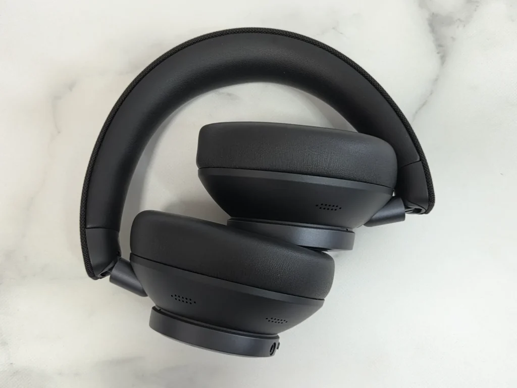 EarFun Wave Pro Xのカップを内側に折りたたんだ状態