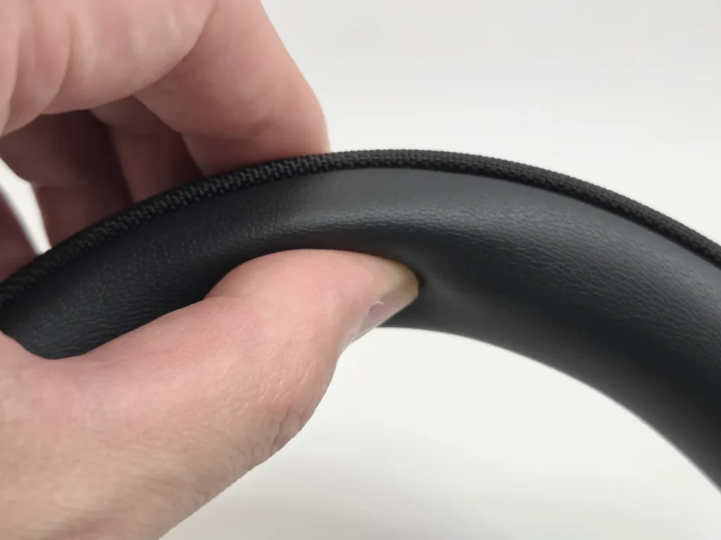 EarFun Wave Pro Xのヘッドバンドのクッションを指で押したところ